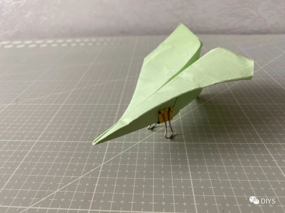 在空中转圈的纸飞机-可以转圈圈的纸飞机怎么折