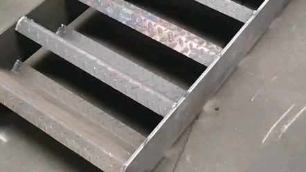 梯子工作与地面斜角度,梯子与地面的斜角度应为多少度左右